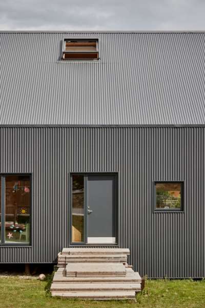 „Pinteressante“ Dach- und Fassadenlösung mit Sinusprofilen,